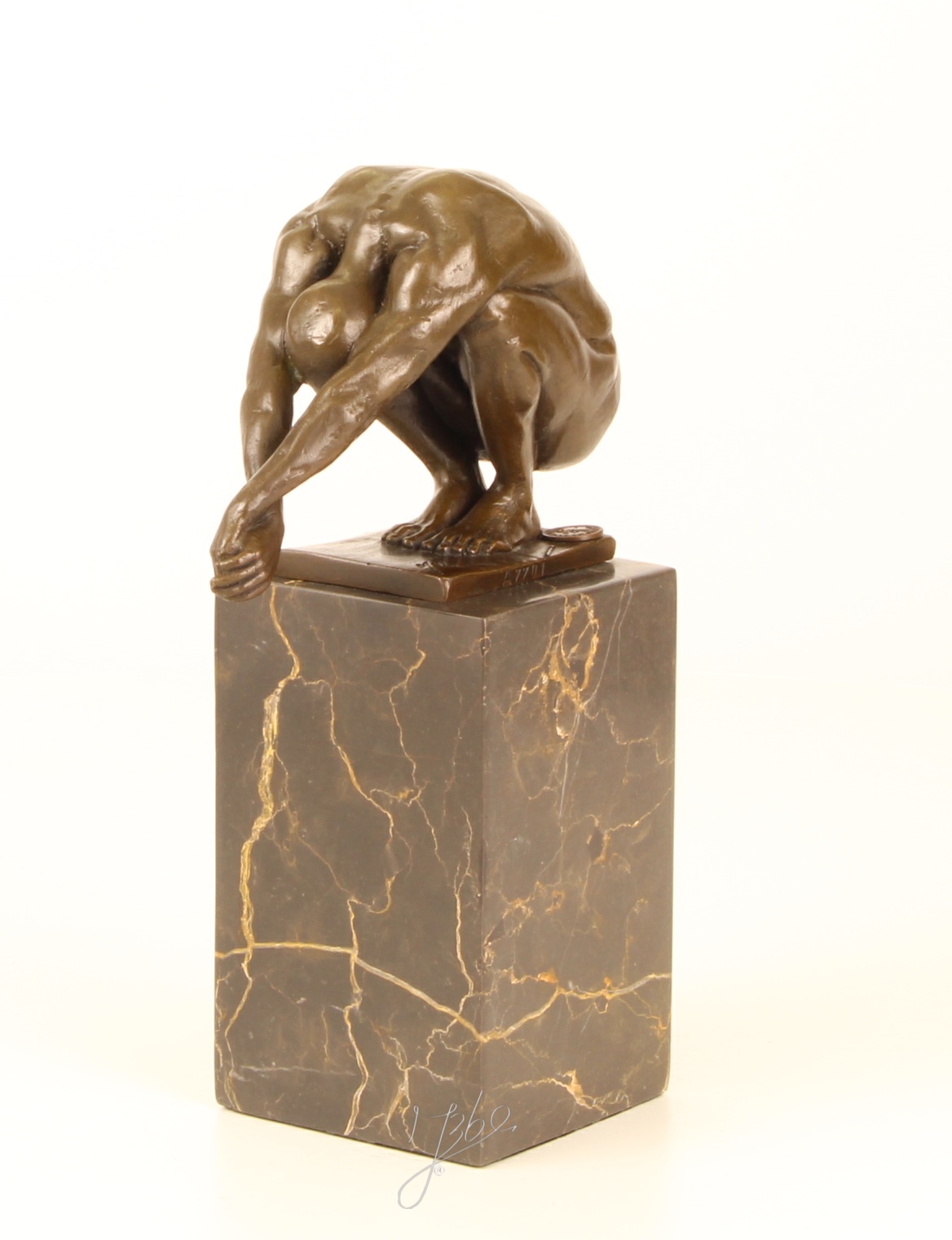 Exquisite Bronzeskulptur Menschlicher Körper in kauernder Haltung auf Marmorsockel 17