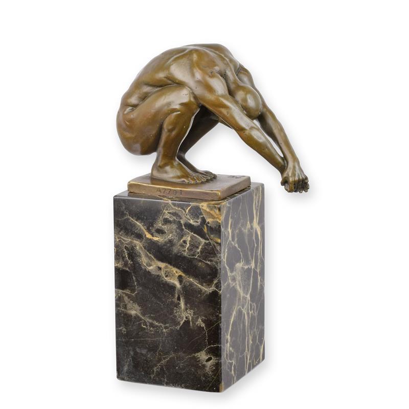 Exquisite Bronzeskulptur Menschlicher Körper in kauernder Haltung auf Marmorsockel 2