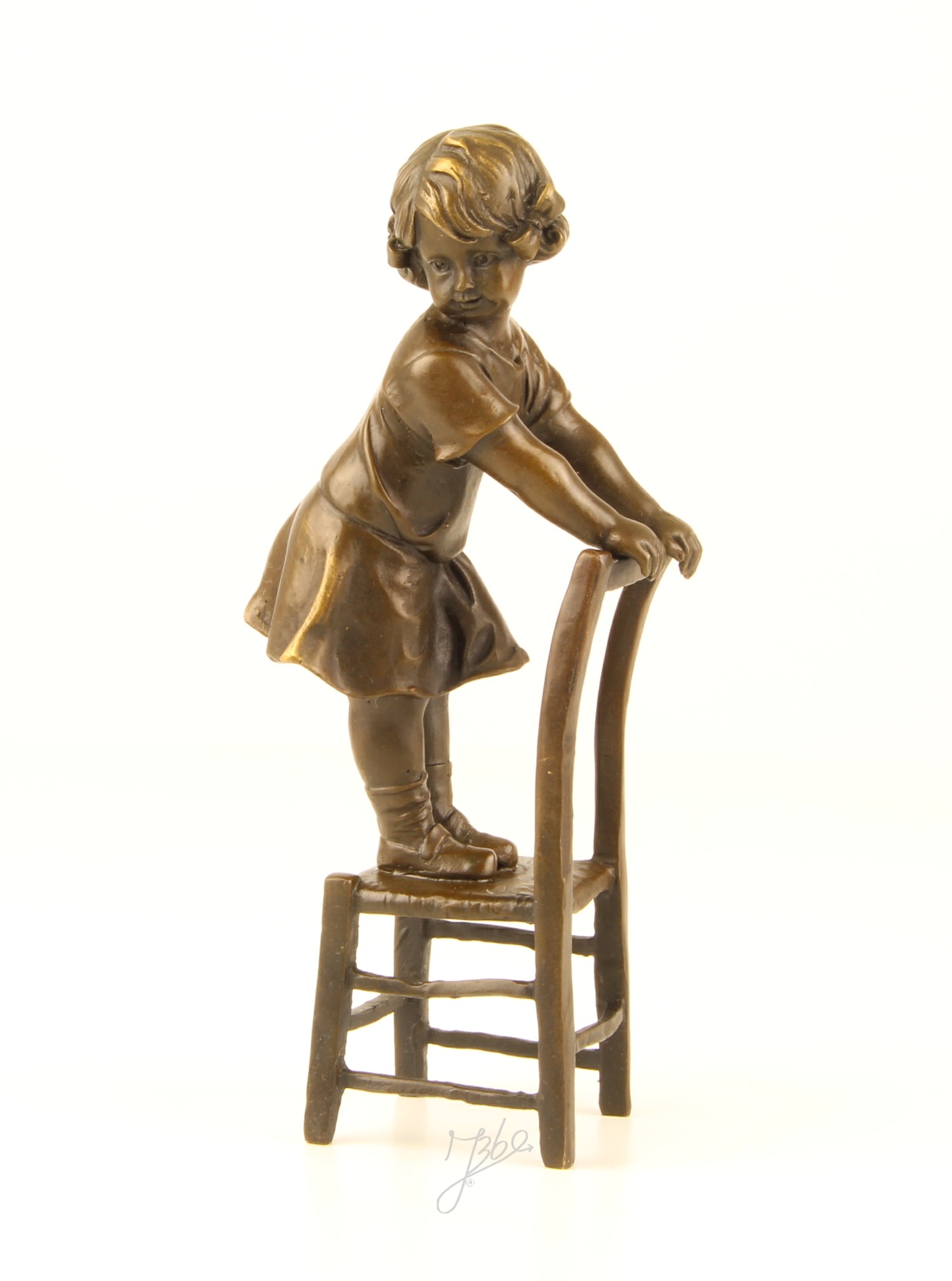 Verspielte Bronzeskulptur Mädchen auf Stuhl Kunstvolle Eleganz 3