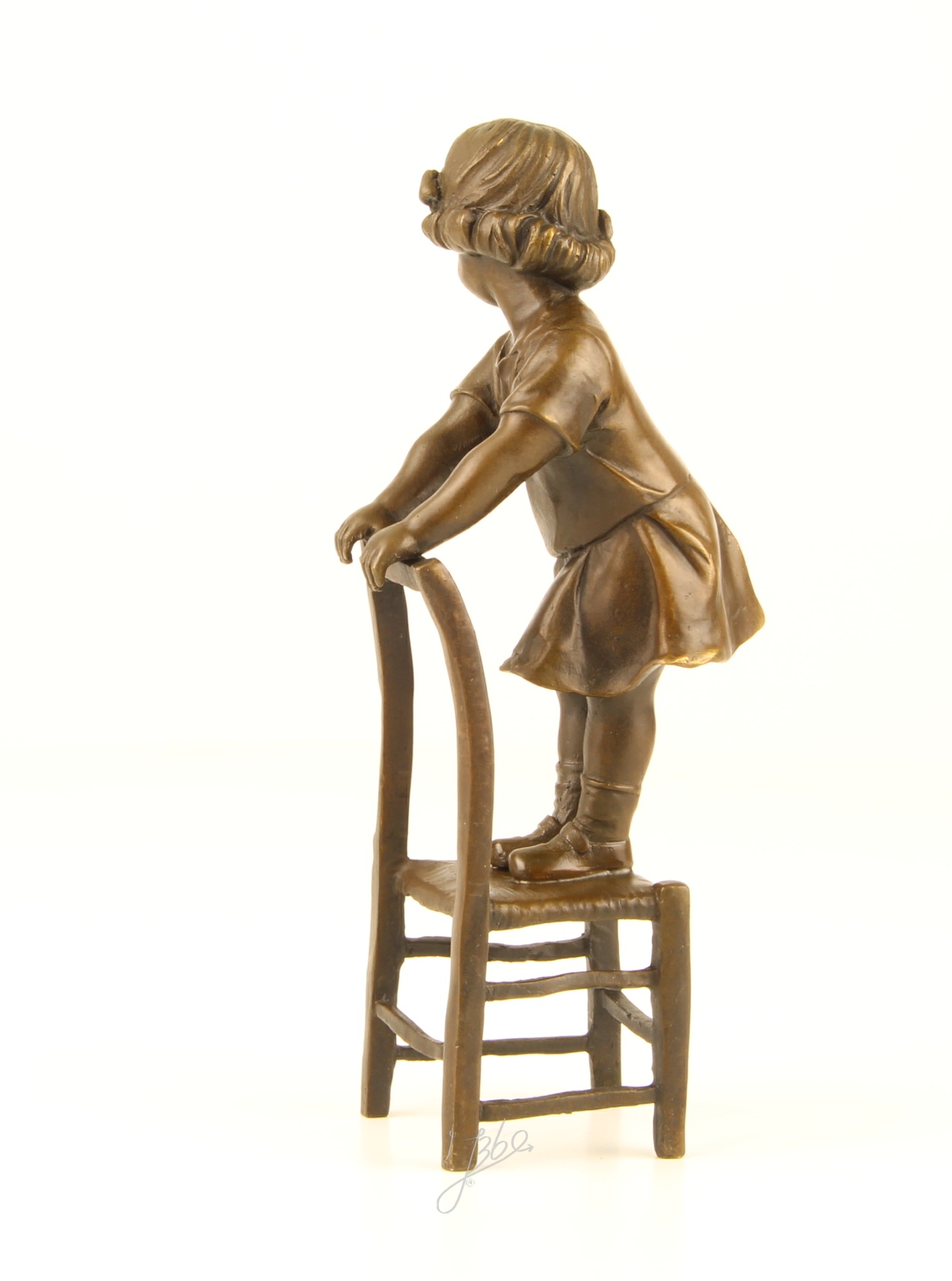 Verspielte Bronzeskulptur Mädchen auf Stuhl Kunstvolle Eleganz 7