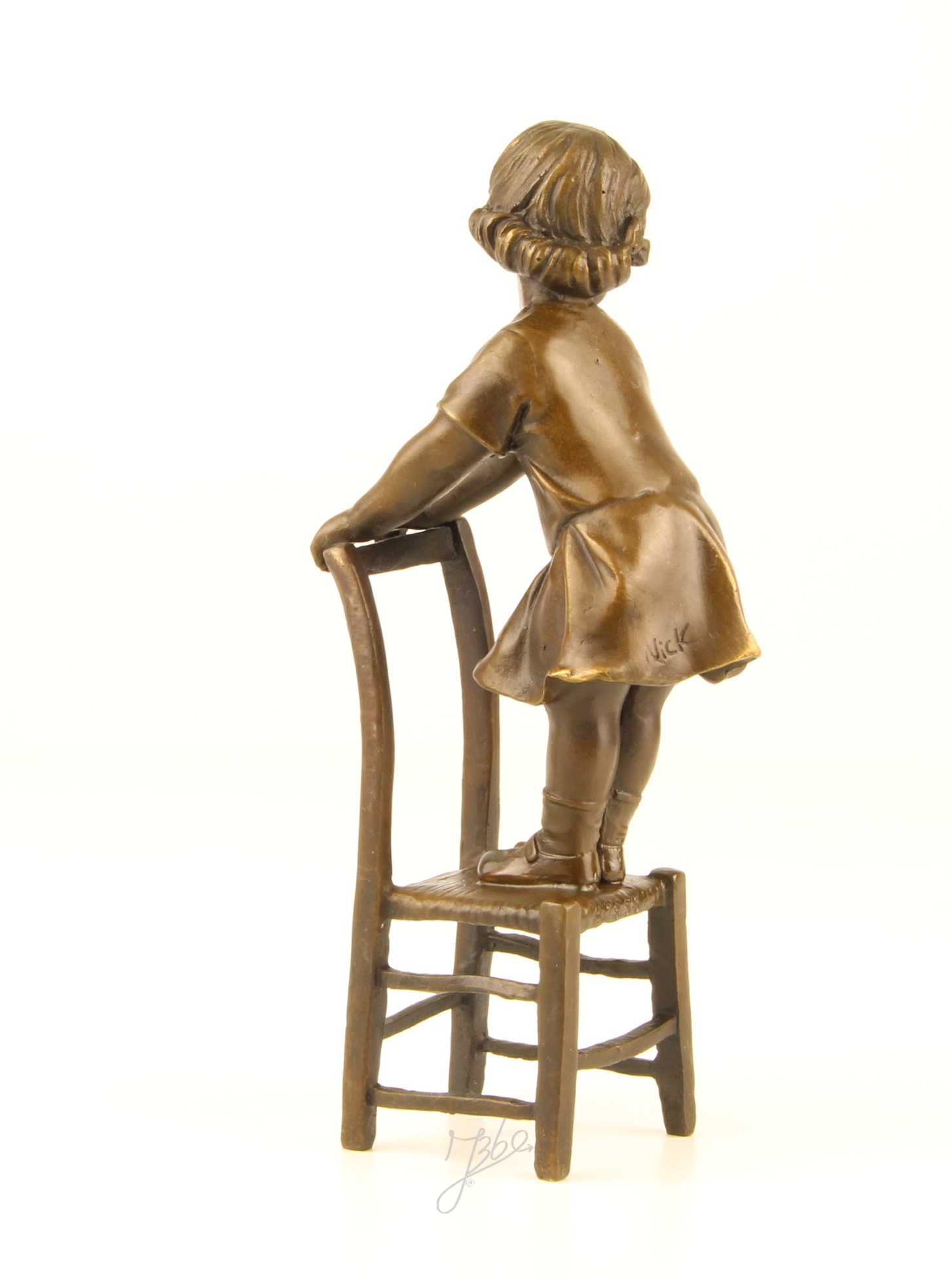 Verspielte Bronzeskulptur Mädchen auf Stuhl Kunstvolle Eleganz 11