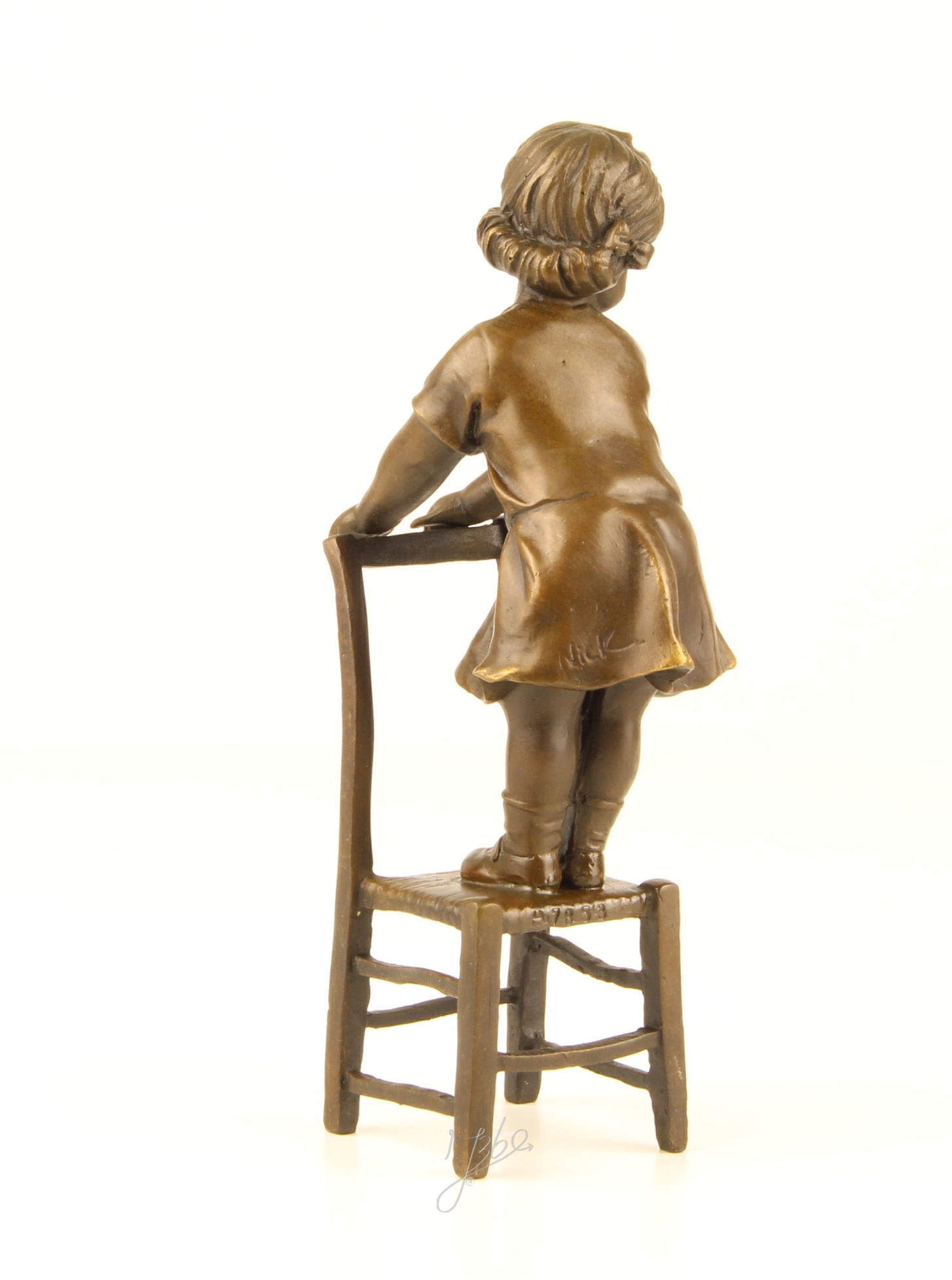 Verspielte Bronzeskulptur Mädchen auf Stuhl Kunstvolle Eleganz 12