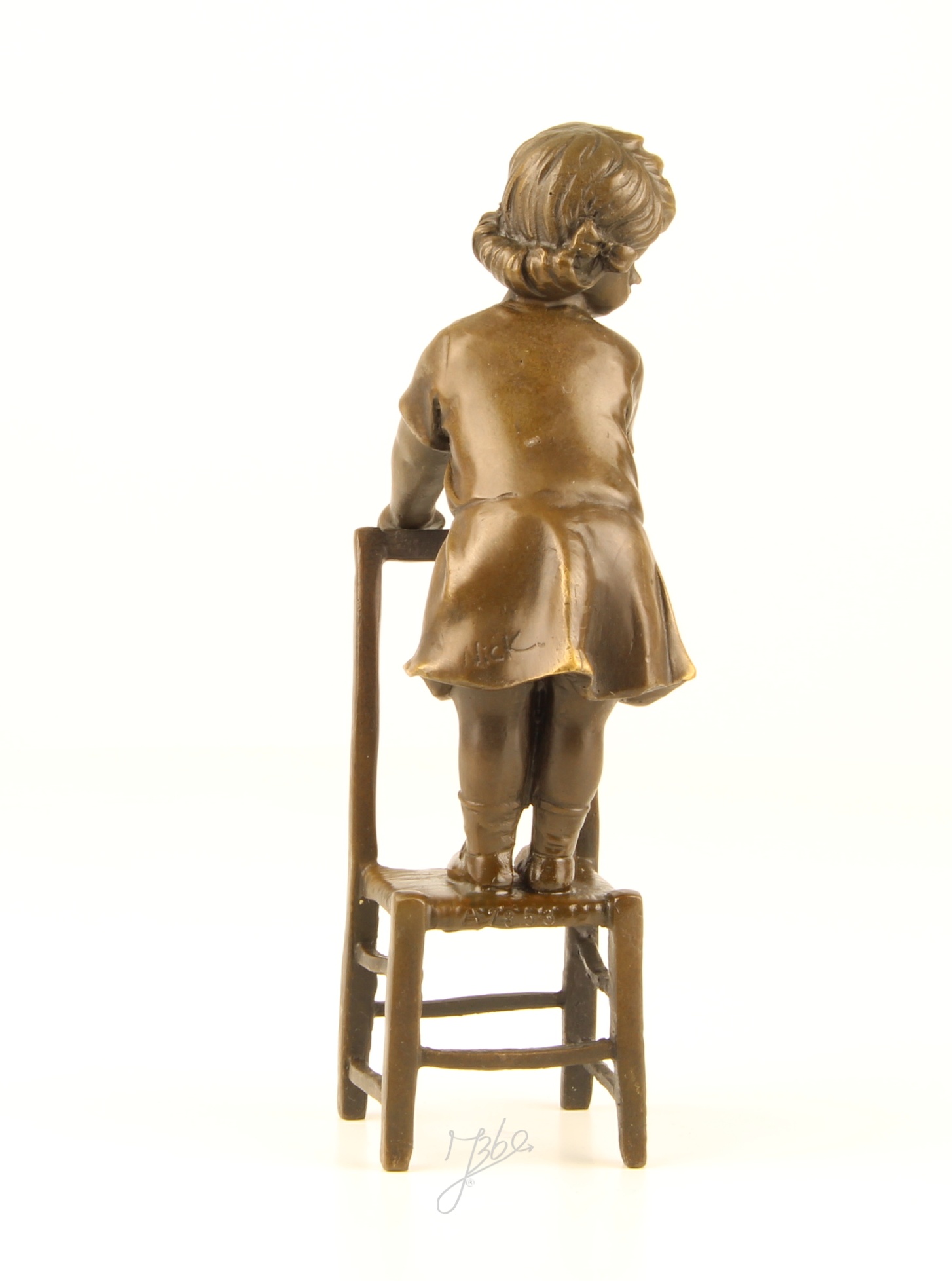 Verspielte Bronzeskulptur Mädchen auf Stuhl Kunstvolle Eleganz 13