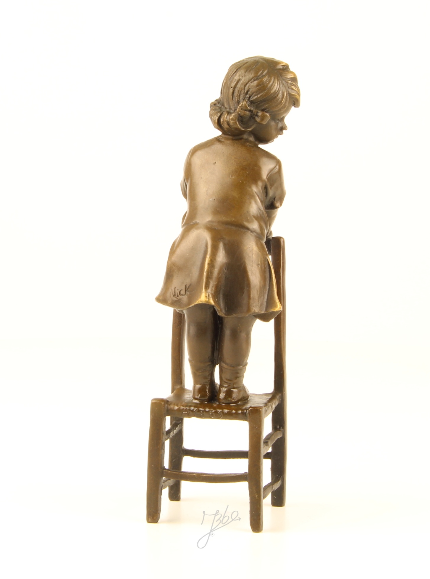 Verspielte Bronzeskulptur Mädchen auf Stuhl Kunstvolle Eleganz 14