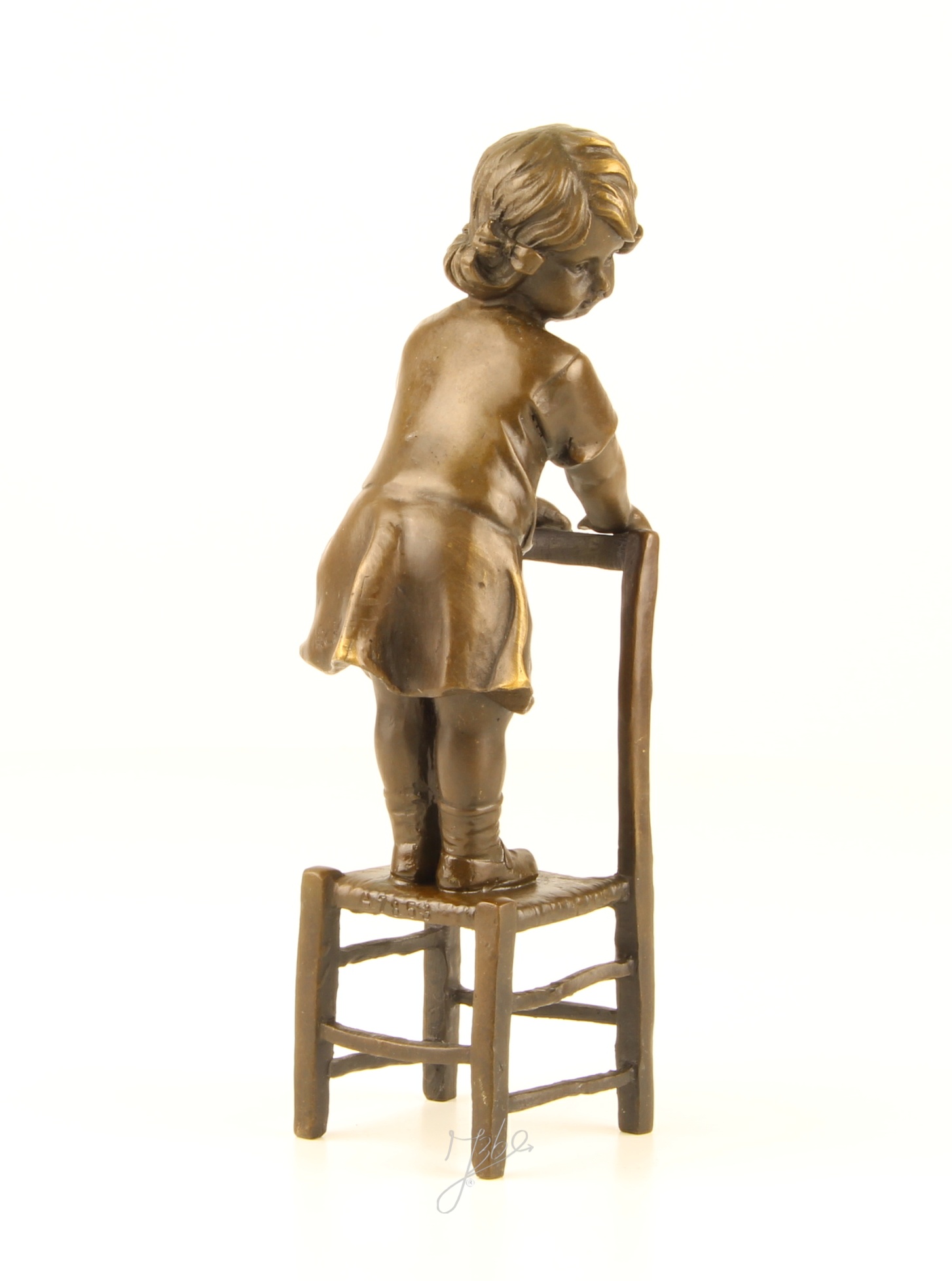 Verspielte Bronzeskulptur Mädchen auf Stuhl Kunstvolle Eleganz 17