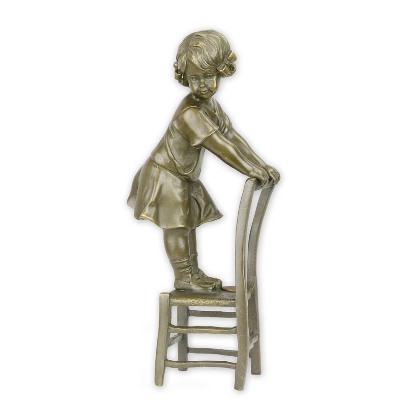 Verspielte Bronzeskulptur Mädchen auf Stuhl Kunstvolle Eleganz 2