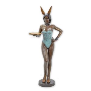 Elegante BronzeHasenmädchenSkulptur mit Tablett im Hasenkostüm