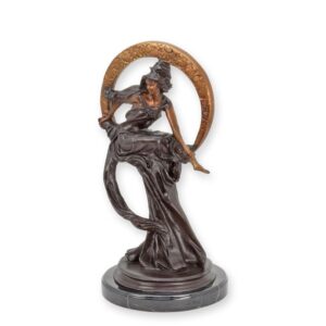 Elegante Bronzeskulptur der Kunstjungfrau auf Mondsichel Einzigartig und Zeitlos