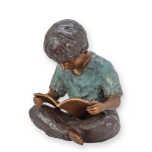 Bronze Kinderskulptur lesender Junge in Bronzener Eleganz