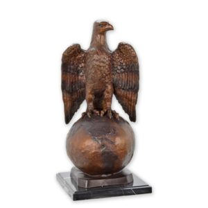 Majestätische BronzeAdlerSkulptur auf Kugel  Exquisite Kunst für Ihr Zuhause