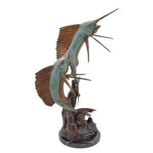 Detailreiche Bronze Fischskulptur von Schwertfischen Kunstvolle Eleganz