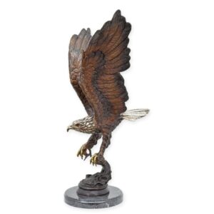 Beeindruckende Bronzeadler Skulptur Realistische Bronzestatue eines Adlers beim Fischen