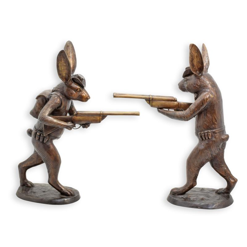 Einzigartige Bronze Jagdhasen Skulpturen Hasenfiguren mit Gewehren 2