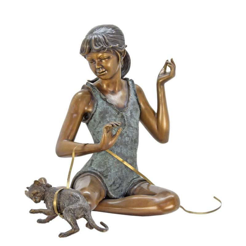 Handgefertigte Bronze Mädchen Skulptur mit Katze zeitlose Eleganz 2
