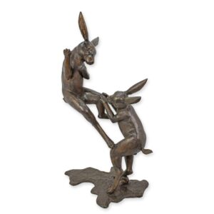 Exquisite Bronze Kampfhäschen-Skulptur Detaillierte Bronzeskulptur kämpfender Hasen