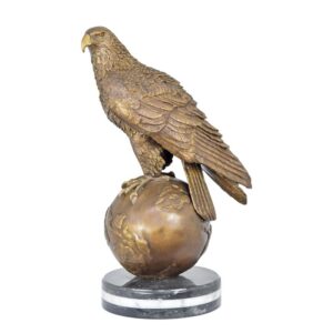 Hochwertige Bronze Adlerskulptur auf Erdkugel  Exquisites Kunstwerk