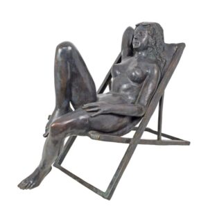 Entspannte BronzeFigur Bronzeskulptur Frau im Liegestuhl