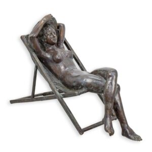Elegante BronzeaktSkulptur Bronzefigur einer Frau im Liegestuhl