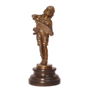 Detaillierte Bronzeskulptur Junge spielt Akkordeon Kunstvolle Figur