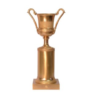 Exquisite Bronzeurne auf Sockel  Goldene Trophäe mit Muster