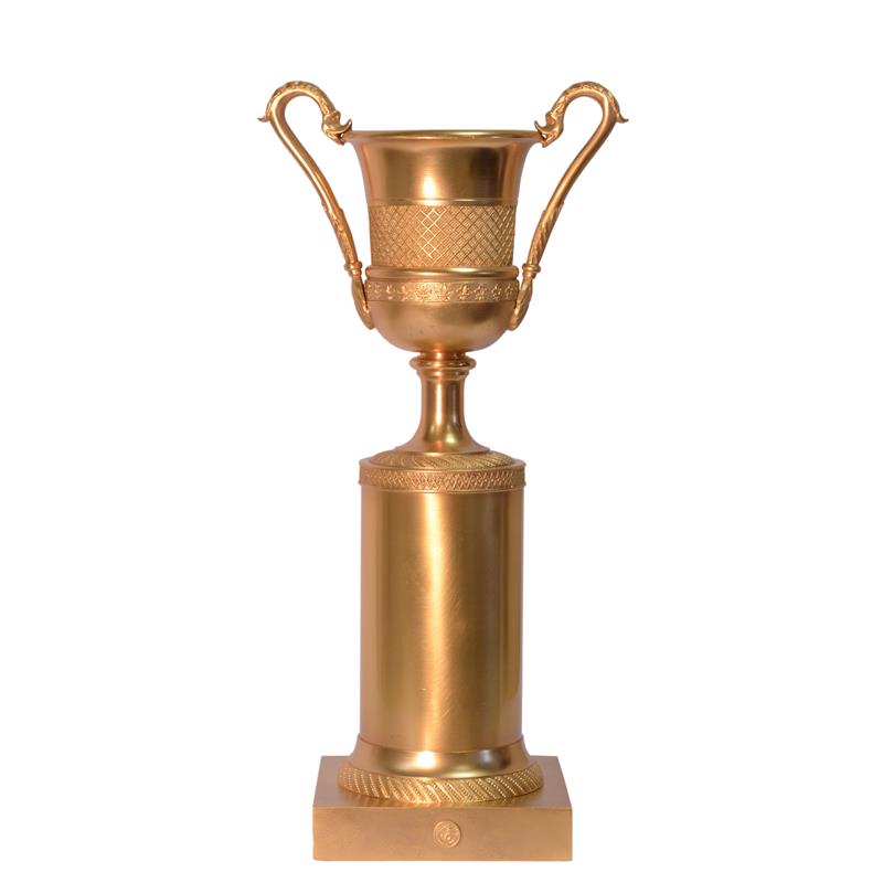 Exquisite Bronzeurne auf Sockel Goldene Trophäe mit Muster 2