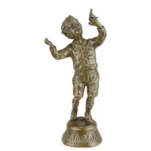 Handgefertigte Bronzejunge mit Taube Skulptur  Elegante Kunst