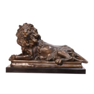 Detailreiche Bronzeskulptur eines liegenden Löwen  Majestätisches Kunstwerk
